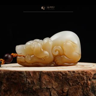 高峰大师作品 且末糖白玉把件